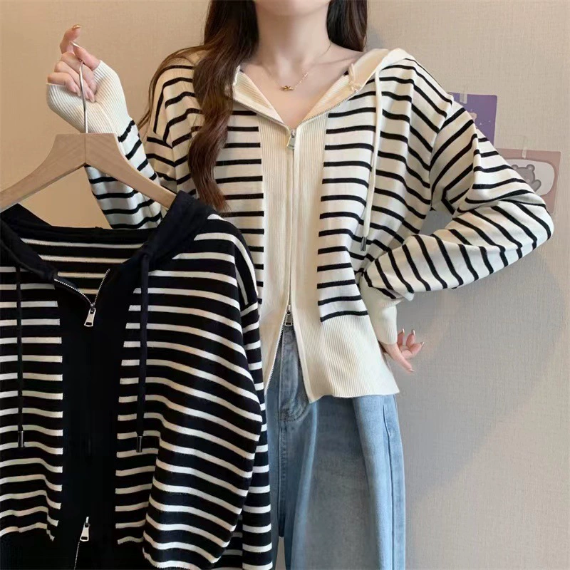 Вязаный кардиган в полоску в Корейском стиле с капюшоном, сочетающийся по цвету, женский новый короткий Универсальный свитер с двойной молнией 2023, весна и осень