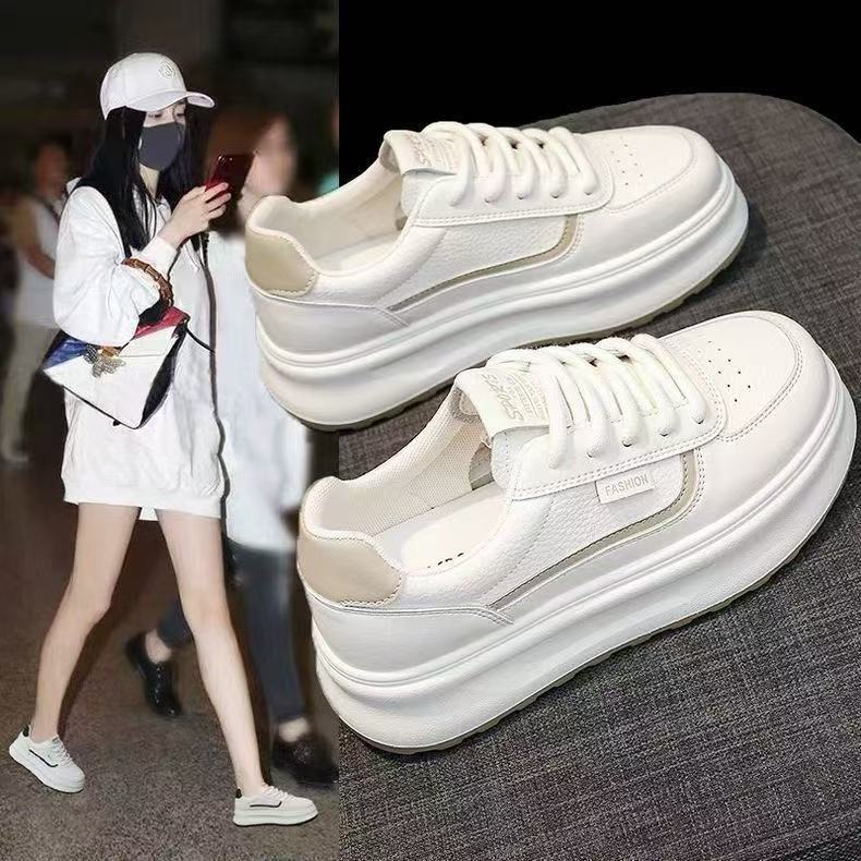 Zapatos blancos para mujeres primavera nueva suela gruesa coreana in-mode zapatos de mujer de alta altura zapatos deportivos casuales zapatos de skate de moda
