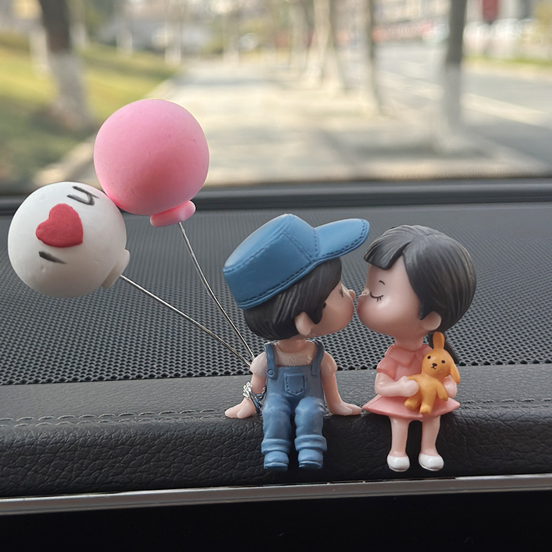 Adornos de coche de celebridades de Internet al por mayor accesorios de coche lindo beso pareja muñeca decoración de coche eléctrico