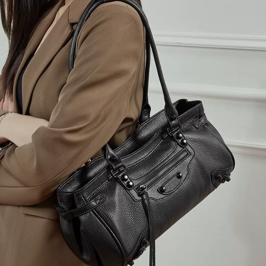 复古铆钉机车包女2025新款手提单肩女包头层牛皮腋下法棍包