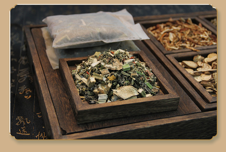 Jintaikang 24 Herb Foot Soak Pack with Mugwort Foot Bath Sachets for Warm Foot Soaking in use