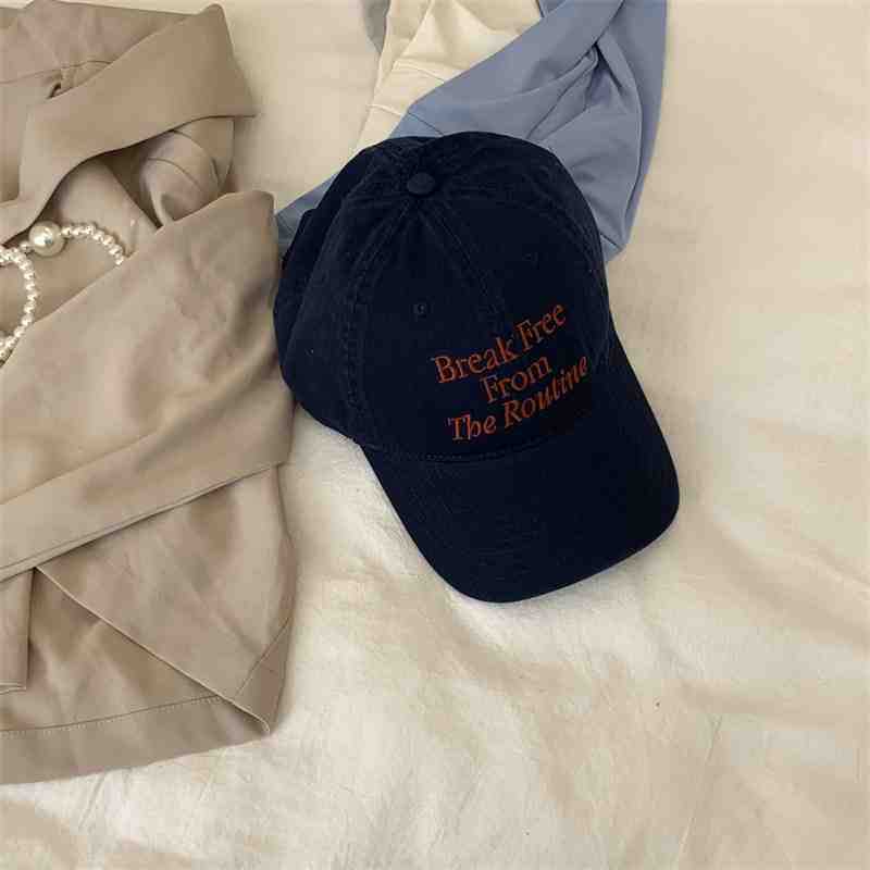 レトロな風合いのインス風ソフトトップ～万能な文字刺繍入り、小顔効果のあるレディースコットンベースボールキャップ。日焼け防止機能付き韓国風キャップ。|undefined