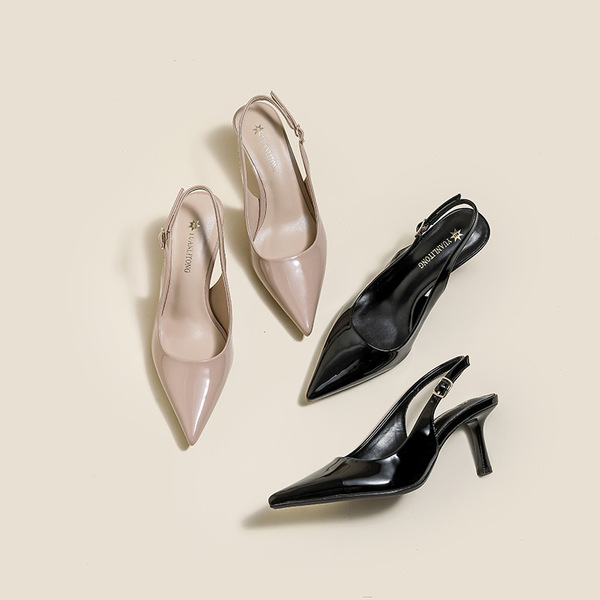 Fashionable shoes made of patent leather pointed-toe low-cut…