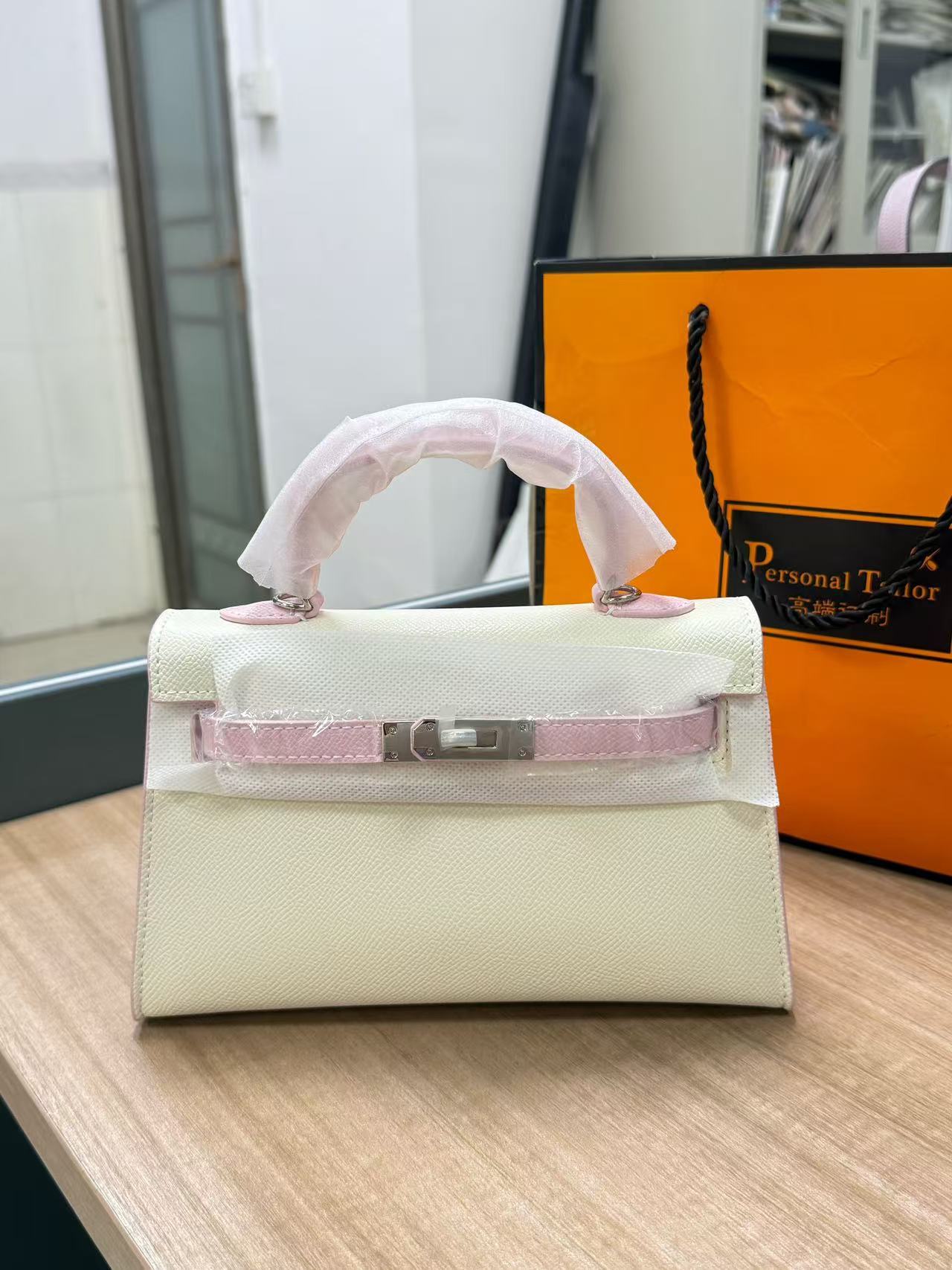 Blanco con hebilla plateada rosa. / 22x7x14