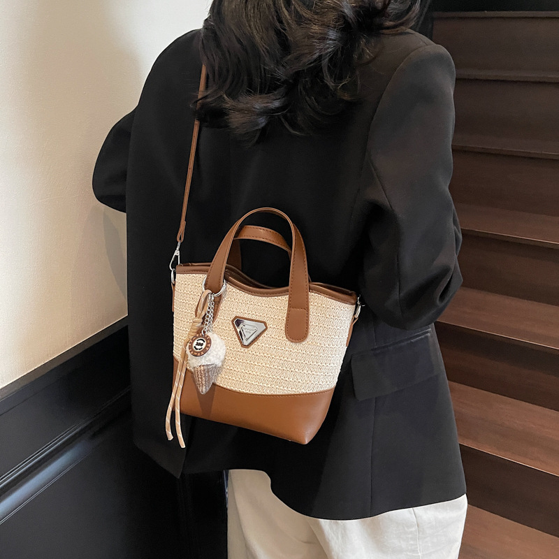 Bolso de mano de color de contraste tejido de estilo caliente de verano para mujer 2025 nuevo bolso de cubo simple salvaje estilo occidental para mujer