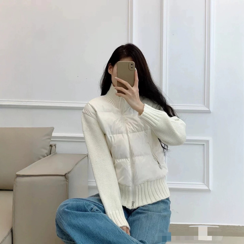 20262025 Autumn/Winter Mengjia Cream Puff Knitted Patchwork Sweater Sleeve Lightweight down Jacket Women's Warm Coat 20262025 Autumn/Winter Mengjia Cream Puff Knitted Patchwork Sweater Sleeve Lightweight down Jacket Women's Warm Coat