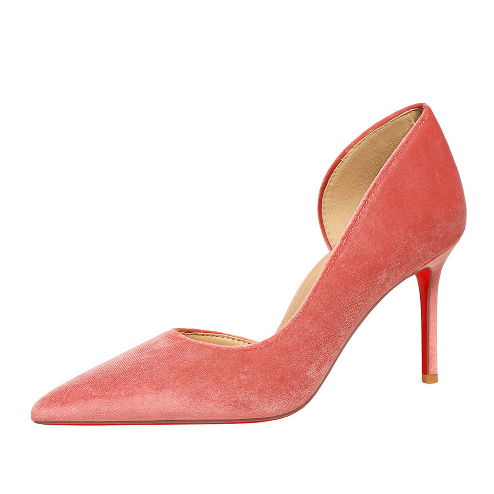 Eleganta stiletto pumps med röd sula sammet med utskärning_voghion.com