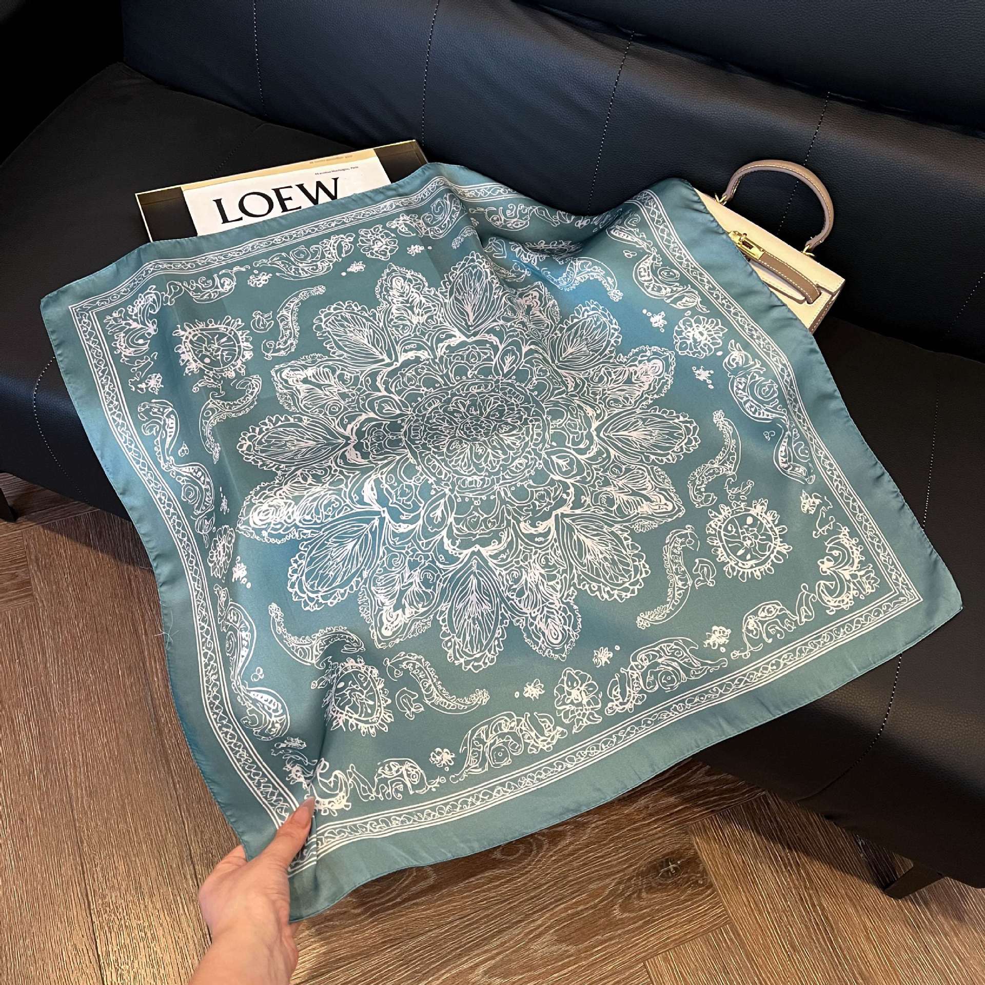 Transfronterizos nuevos bufandas de seda azul de alto nivel de seda cuadrada de simulación bufandas de moda de decoración de moda de combinación bolsa correa de pelo bufandas profesionales