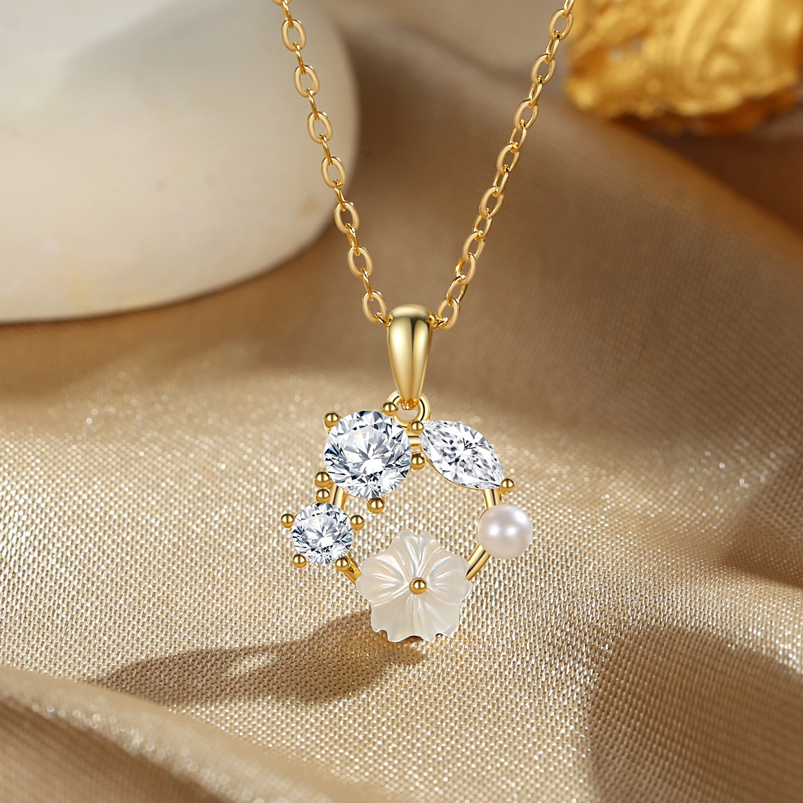 S925 plata de ley collar de corona de mariposa de lujo ligero flor femenina diseño de alta calidad cadena de clavícula joyería San Valentín