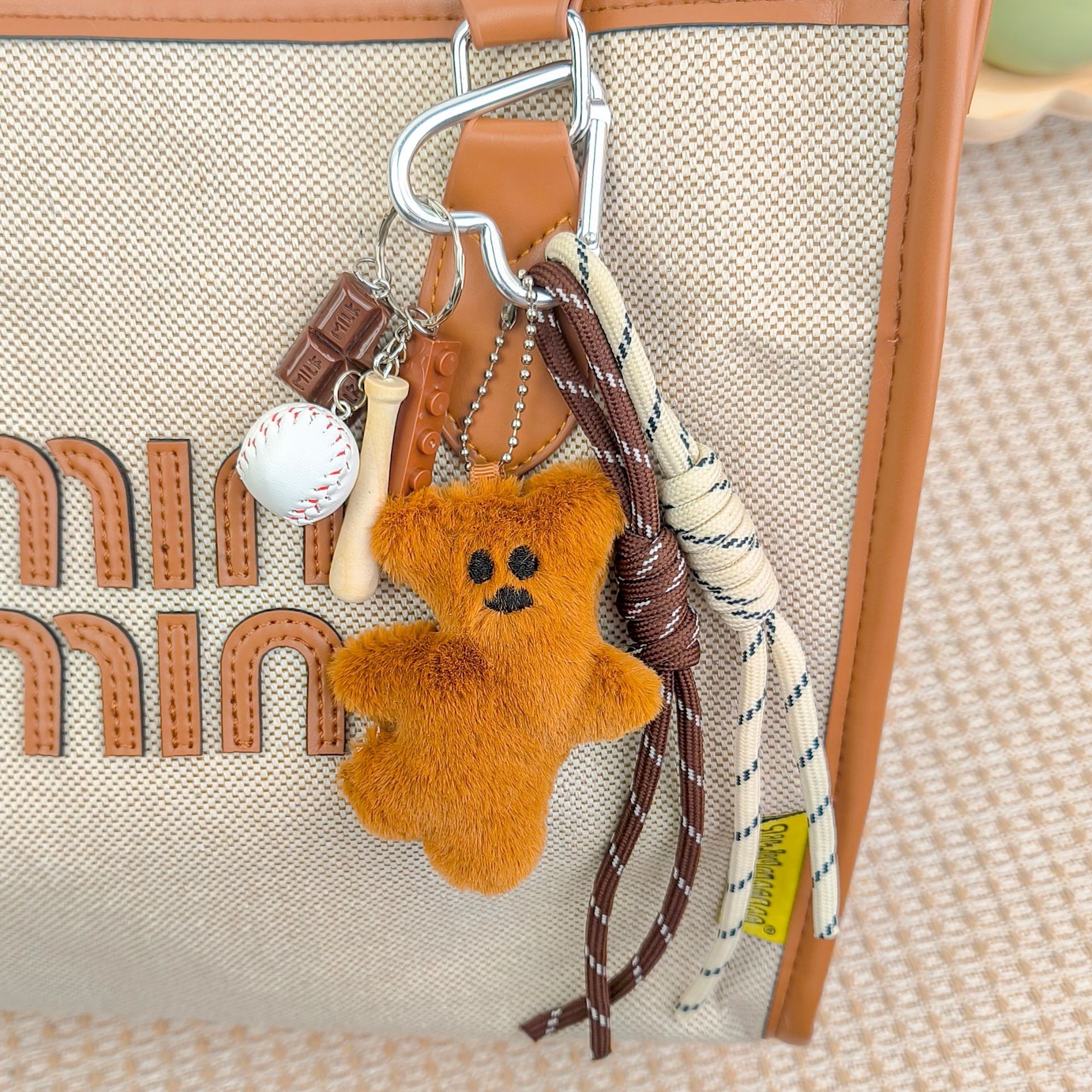 Muñeca de oso de peluche lindo de dibujos animados colgante de muñeca de color café de alta calidad mochila escolar cadena de cuentas hebilla de llave