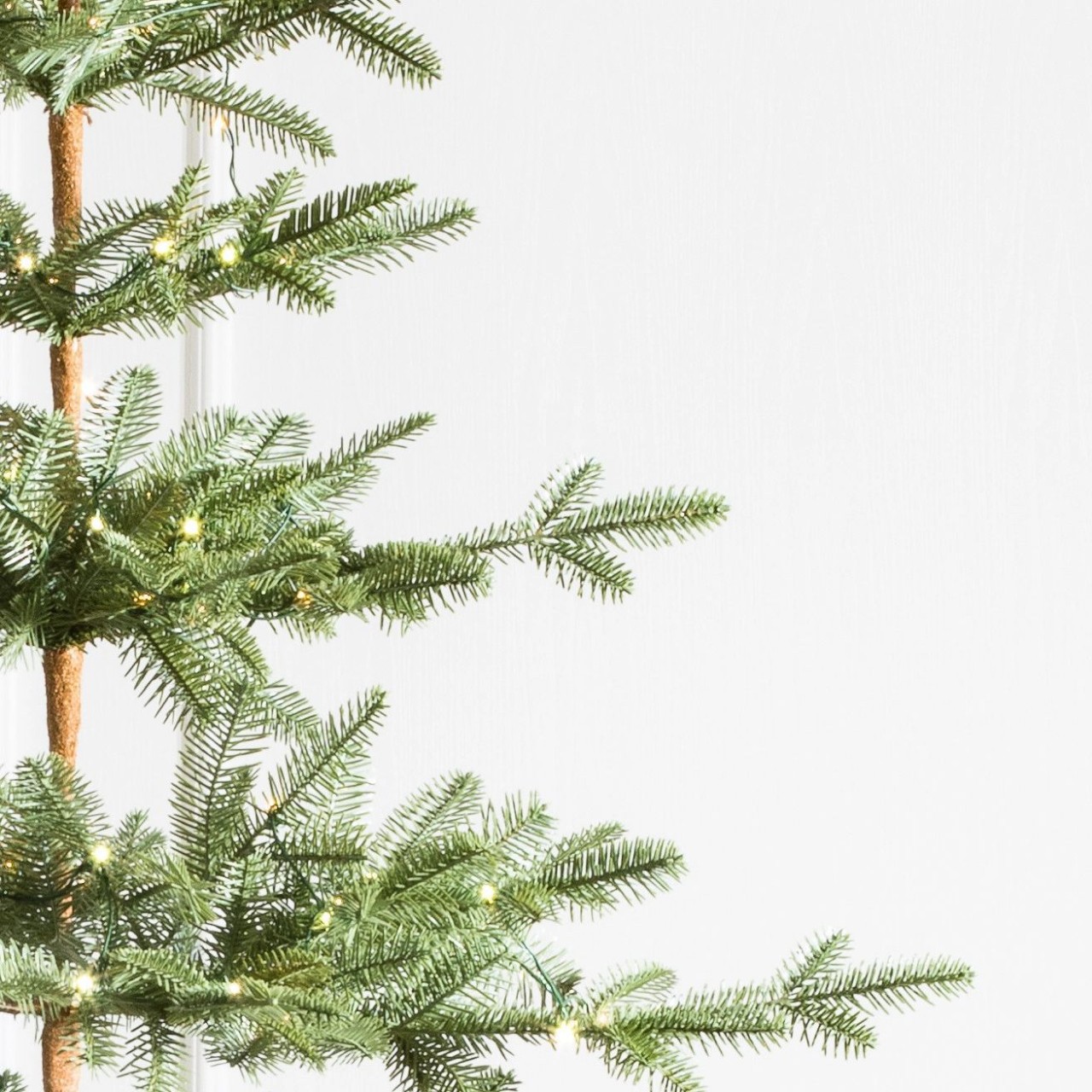 Árbol de Navidad verde de abeto hecho de material PE con luces blancas cálidas para decoración navideña del hogar y hoteles, abeto decorativo de Navidad.