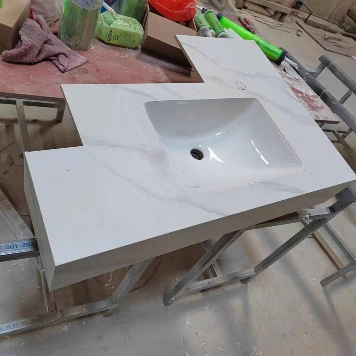 Non-Standard Custom-Made Rock Slab Countertop with Double-Layer Seamless Integrated Basin, Undermount Basin with Extended Dimensions and Angled Washbasin