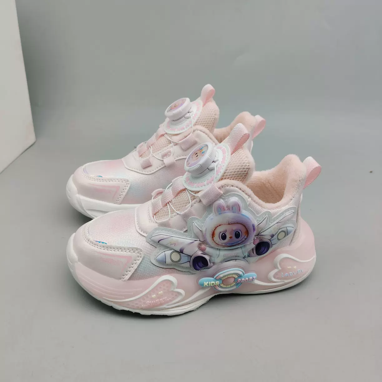 儿童新款卡通运动鞋女童拉布布亮灯休闲百搭跑步鞋
