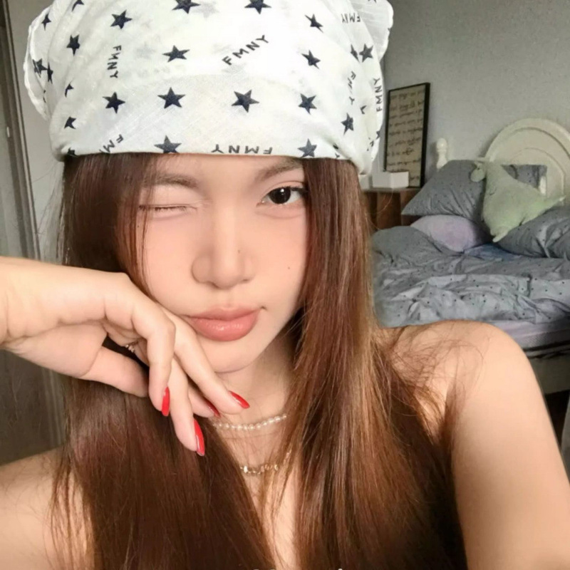 ヒップホップスタイルストリートダンス多用途五芒星つば帽子女性の夏の韓国レトロホットガール多用途小さな正方形のシルクスカーフスカーフ|undefined
