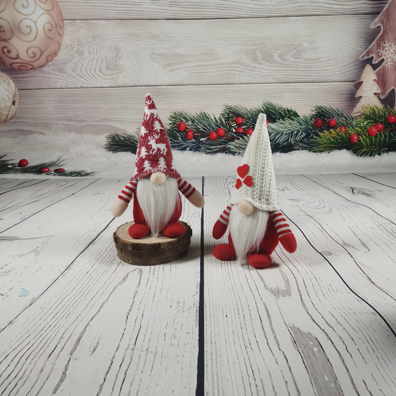国境を越えたクリスマスニット帽人形の座り方に顔のない人形のショーウインドーがクリスマス舞踏会パーティーの装飾を飾っている|undefined