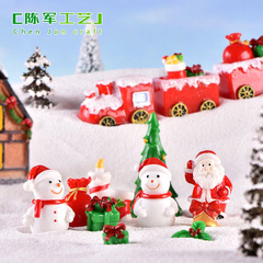 新しいクリスマスの老人の雪だるまの小さい景観の雪景色の火の車の箱のクリスマスの靴下の小さいプレゼントの鈴の樹脂の置物