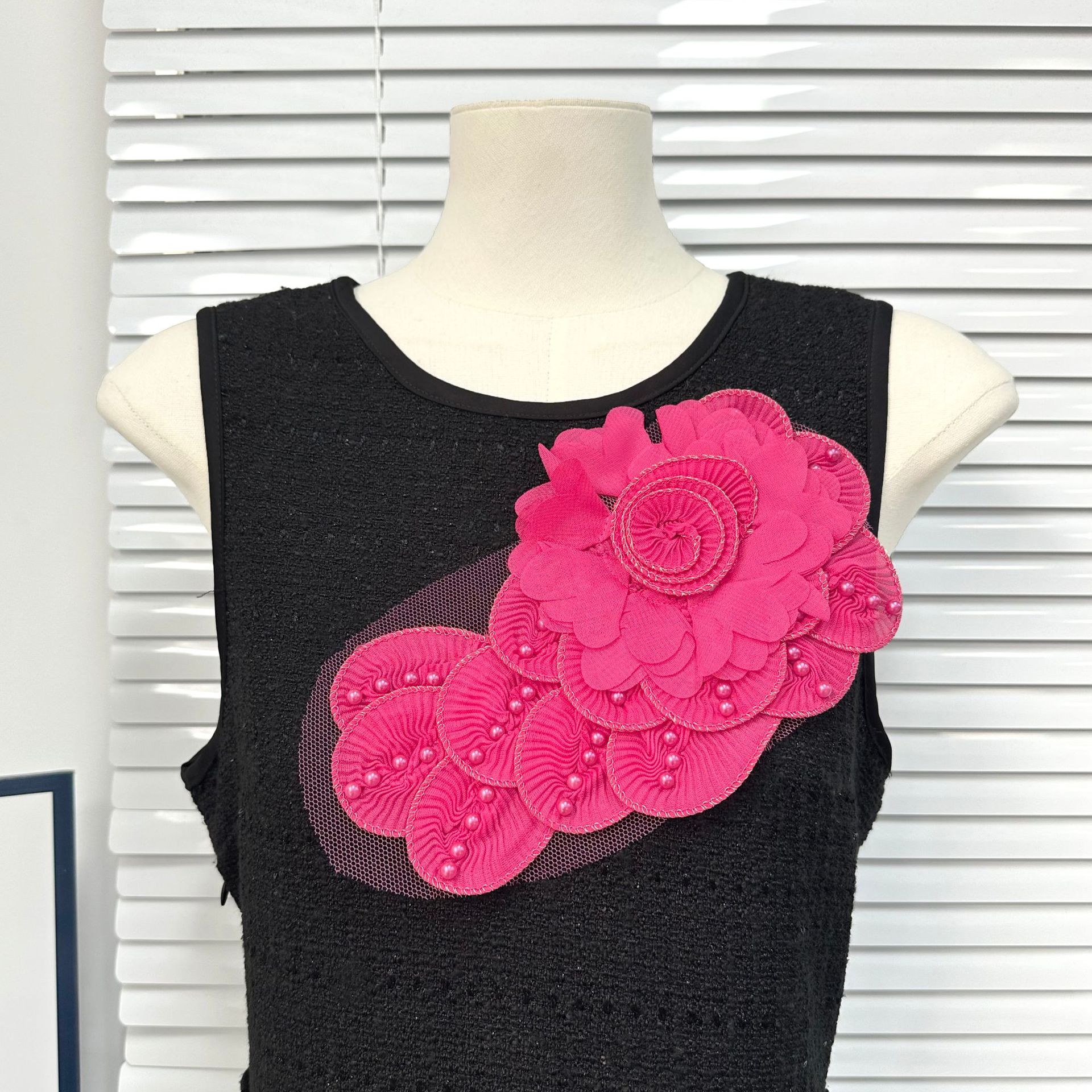 Moda europea y americana hecha a mano plegable tela de flores multi-capas perlas de clavos suéter vestido accesorios decorativos flores tridimensionales
