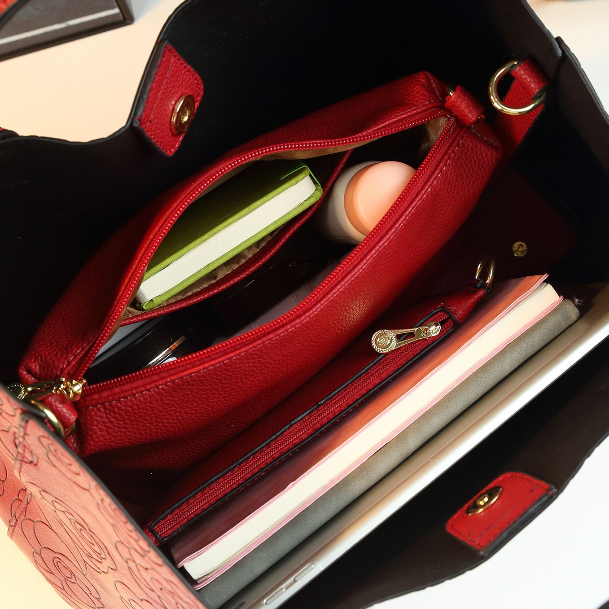 Borsa a tracolla capiente con stampa di rose, borsa a secchiello versatile e alla moda, perfetta per la Giornata internazionale della donna._voghion.com