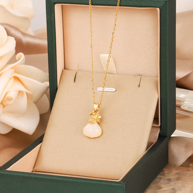 Collar de acero de titanio para mujeres simple y versátil estilo ligero de lujo nicho diseño de alta calidad no decoloración joyería de cadena de clavícula al por mayor