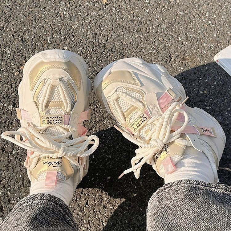 Zapatos de papá para mujeres 2024 nuevos zapatos de malla de verano de suela gruesa en la moda coreana zapatos blancos de nicho