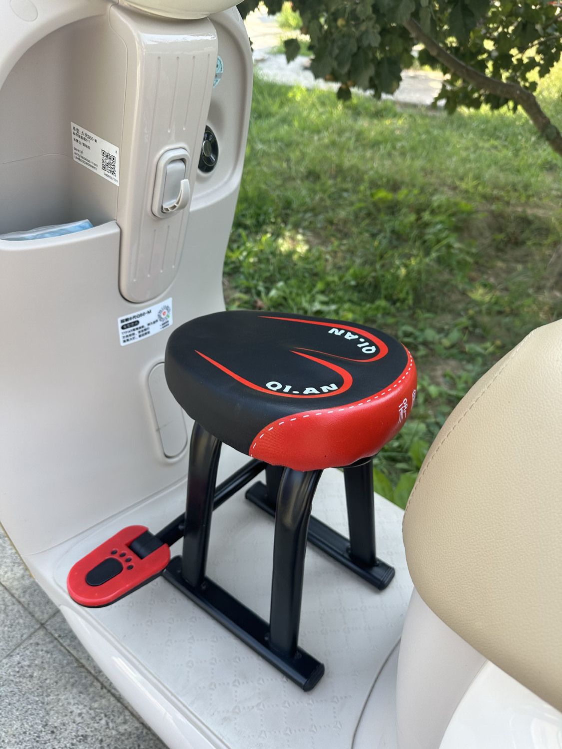 Electric Vehicle Child Seat, Electric Motorcycle Small Stool Seat, Foldable Footrest Seat, Detachable Fence Seat, Hot-Selling