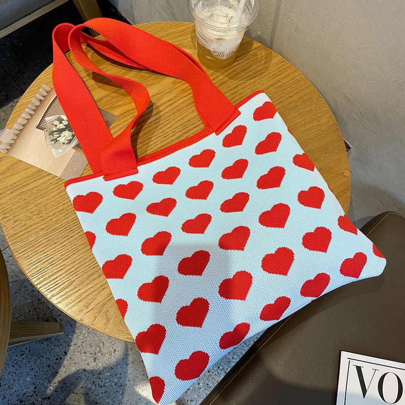 Diseño de nicho de color contrastante bolso de hombro de punto en forma de corazón bolso de mano para estudiantes simple versátil viaje bolsa de lona de gran capacidad