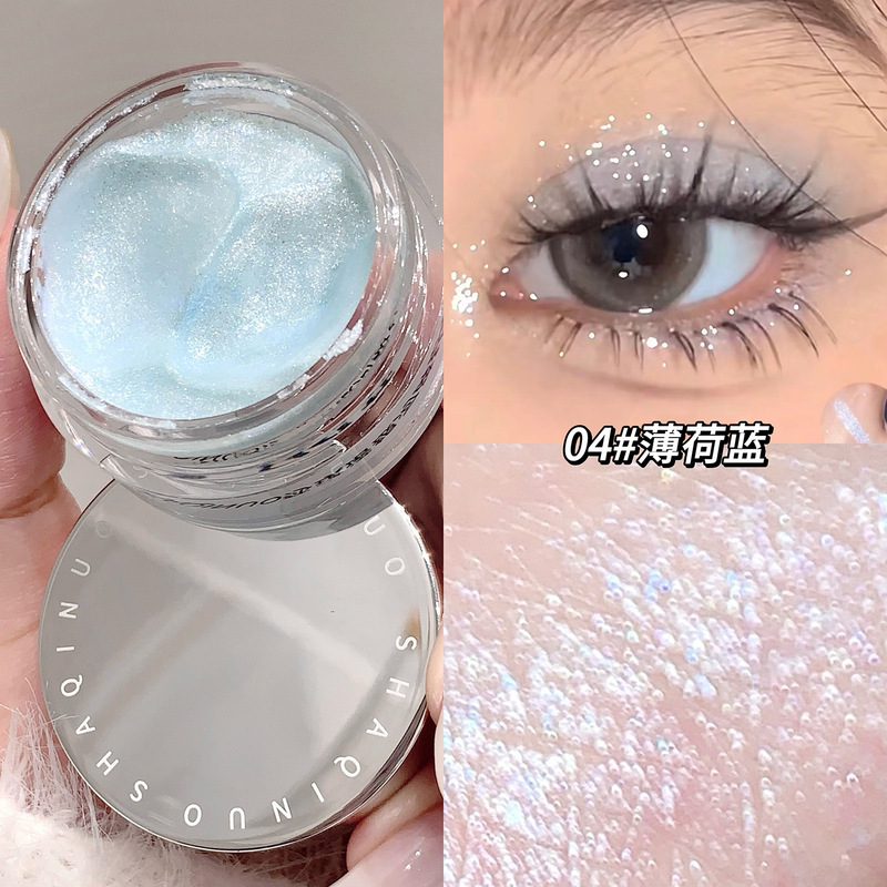 一滴の涙の液体のアイシャドーは超きらきらしています。|undefined