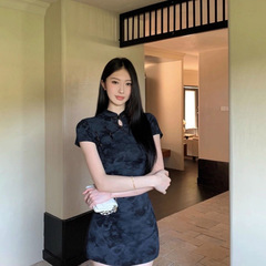 フランスの新しい中国風のレトロなボタン付きドレスウエスト女性のプリント 2025 夏気質スリムチャイナドレス