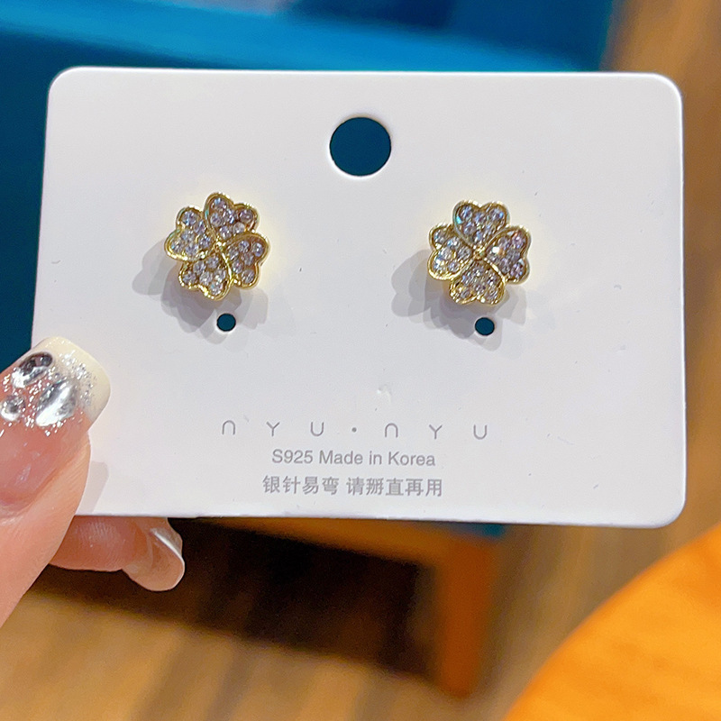 Aguja de plata de moda alta sensación de diamante de goteo de aceite pendientes nicho universal elegante pernos de orejas ligero lujoso temperamento simple orejas para mujeres