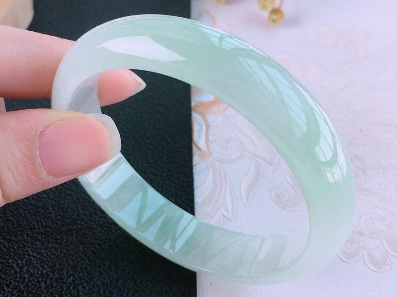 Vòng tay ngọc bích Miến Điện nữ đơn sắc trong suốt dạng hoàng gia chi tiết 2