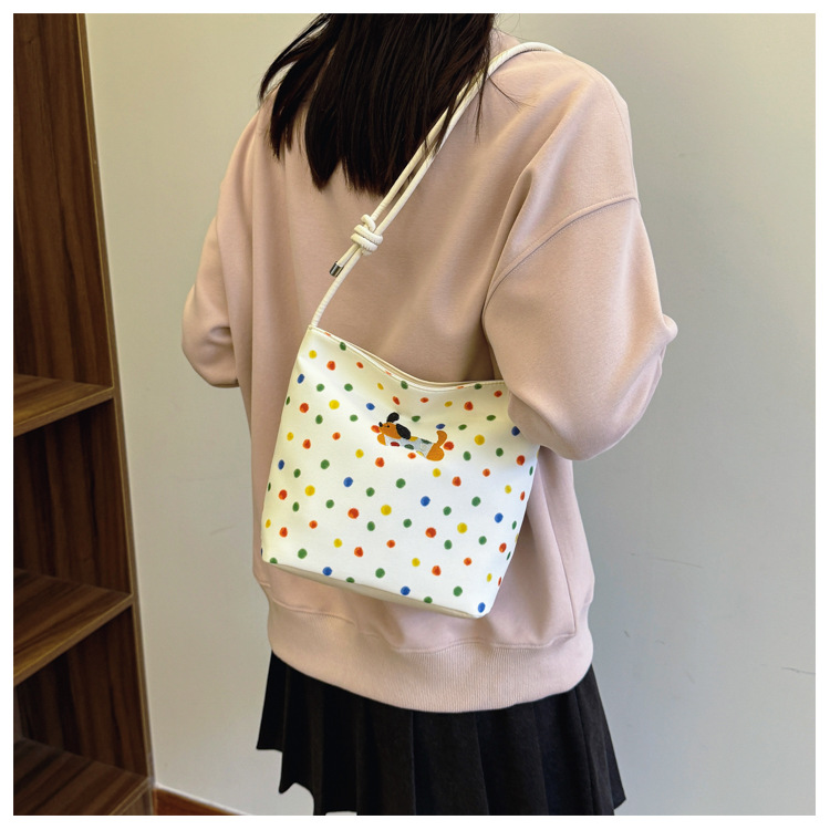 This year, polka dot canvas bags are in vogue for women's autumn and winter 2024. The new versatile commuter single-shoulder crossbody bag is in vogue undefined