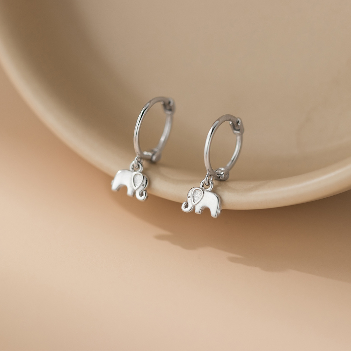 Eloch S925 plata esterlina estilo coreano simplista perno de orejas de elefante personalidad diseño de viaje de orejas de animales pequeños M05947