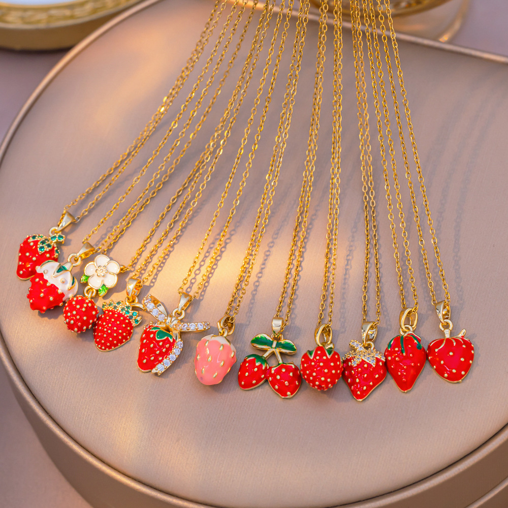 Collar de clavícula con fresas de esmalte – pequeño, fresco, dulce, frutal, de nicho