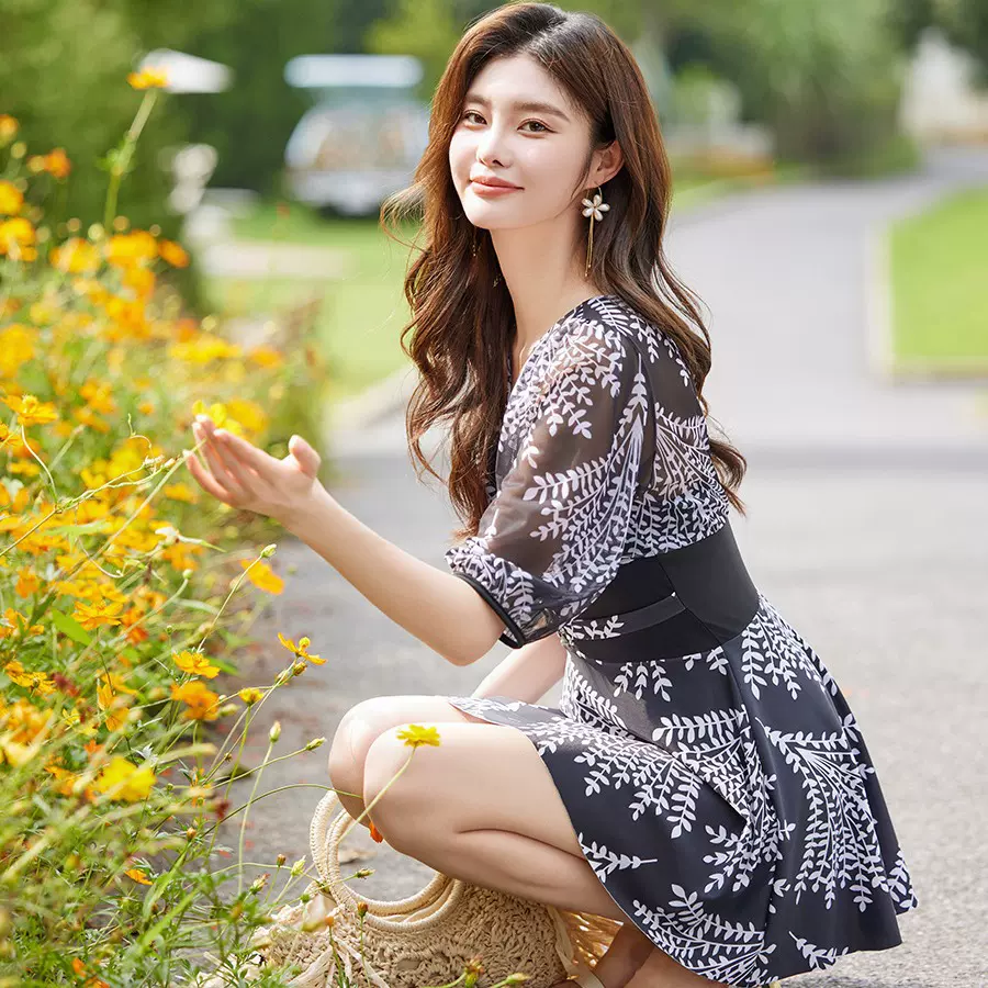 春夏新款性感V领泳衣 时尚气质女装泳裙法式度假风碎花一体泳衣裙