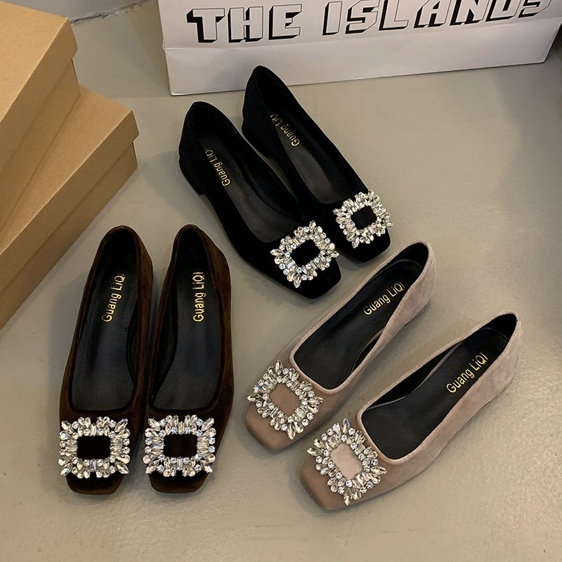 Новая французская туфли на толстом каблуке весной 2025 года, передний смысл, кашемир, французская пряжка, пряжка, темпераментная обувь, женская обувь