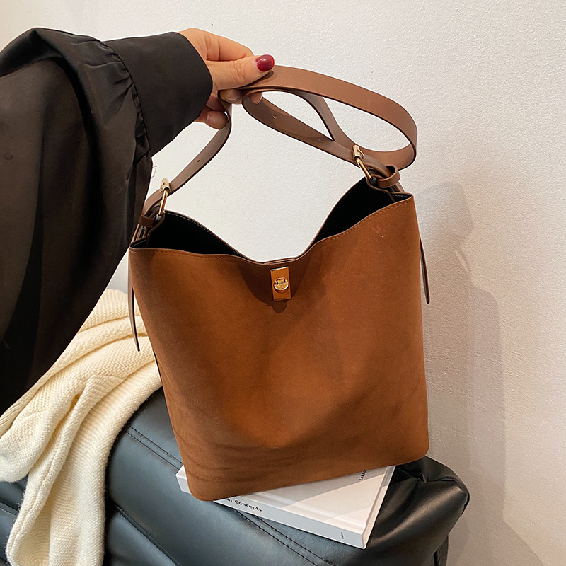 2024 invierno nueva moda de gran capacidad de viaje bolsa de viaje bolsa de moda extranjera simple bolsa de cubo simple bolsa de hombro