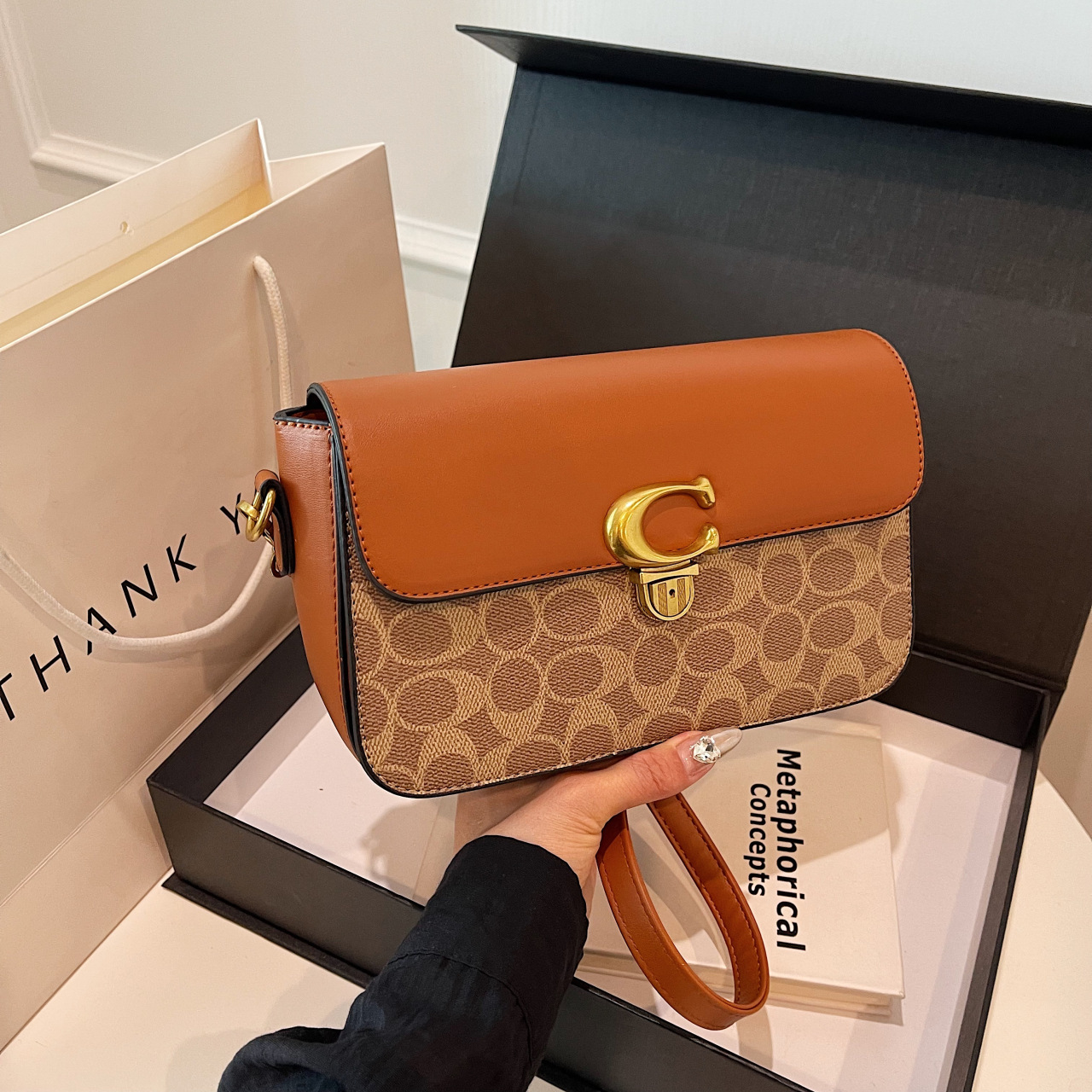 Bolso cuadrado pequeño clásico de presbiterio transfronterizo bags2024 comercio exterior color a juego C casa moda Europa y América retro bolso de mensajero de un solo hombro