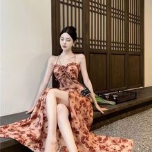 {带胸垫}2024夏季新款设计感感粉干枯玫瑰女人味高开叉挂脖连衣裙