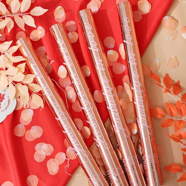 結婚祝いのシャンパンの花びらの礼砲をロックします。|undefined