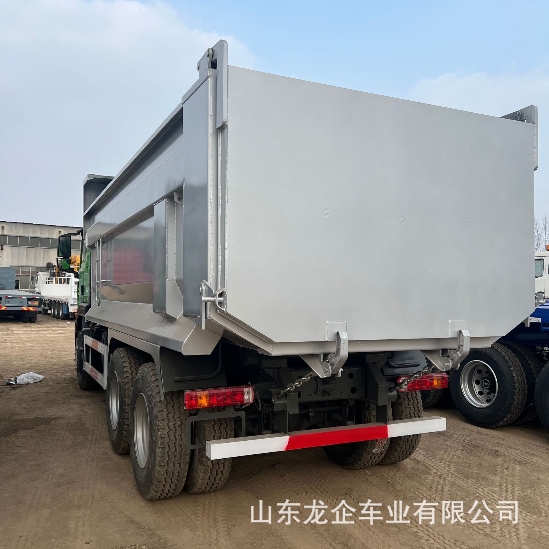 Factory Cross-Border Heavy-Duty Dump Truck Howo Tx380 Horsepower 10-Wheel Dump Truck for Engineering and Mining Transport
