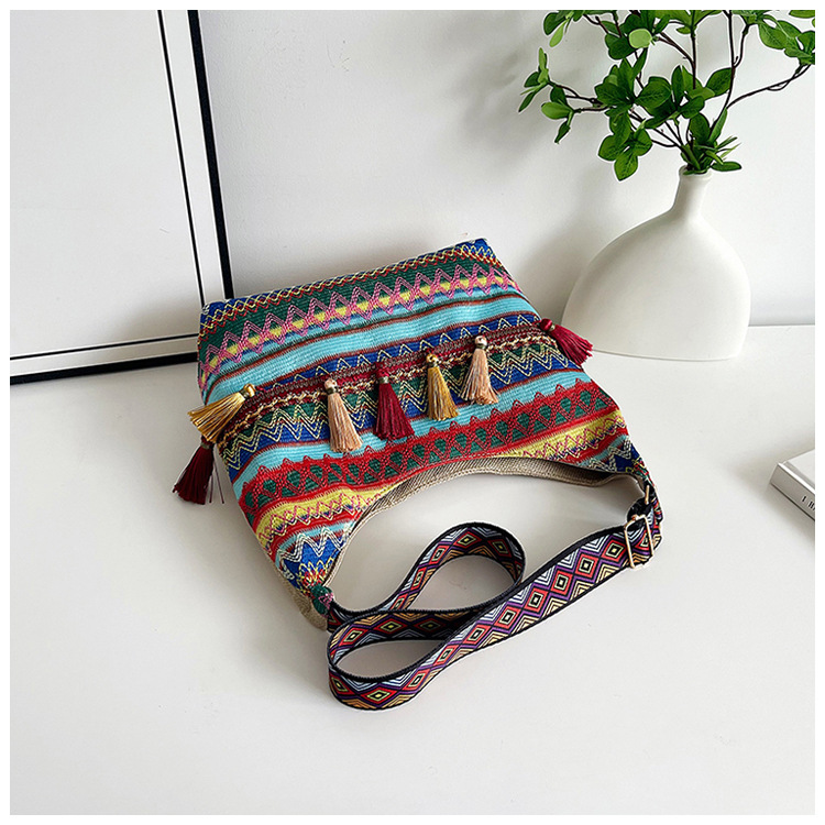 Large-capacity tote bag 2025 Summer new style trendy, simple and casual women's single-shoulder bag, artistic Chinese-style tassel bag undefined