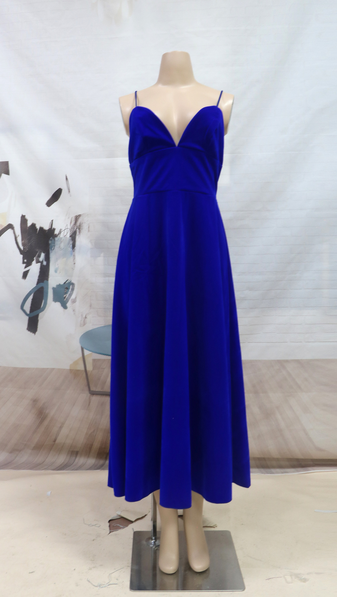 Nueva moda elegante estilo Socialite sin espalda Correa con cuello en V de media longitud vestido de color sólido vestido de banquete de las mujeres