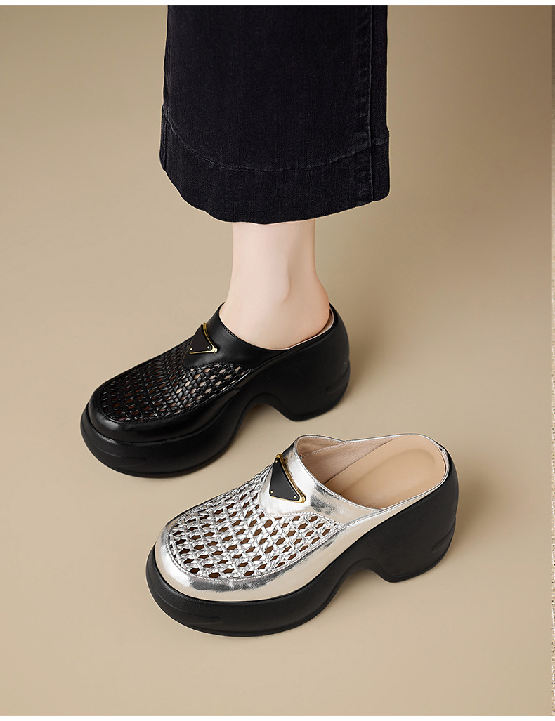 Dép sandal nữ đế xuồng cao bồi, quai chữ v đan mây, mũi kín hở ngón, form rộng thoải mái — màu đen, bạc chi tiết 11