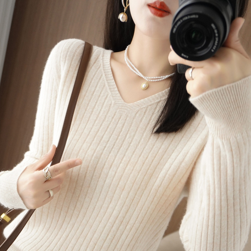 新しいニットの女性のプルオーバーvネックのセーターの長袖の短いタイプは純色の底のシャツの洋風の中で上着を掛けます。|undefined