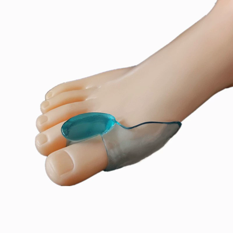 Большой кролик отделяет пальцы ног