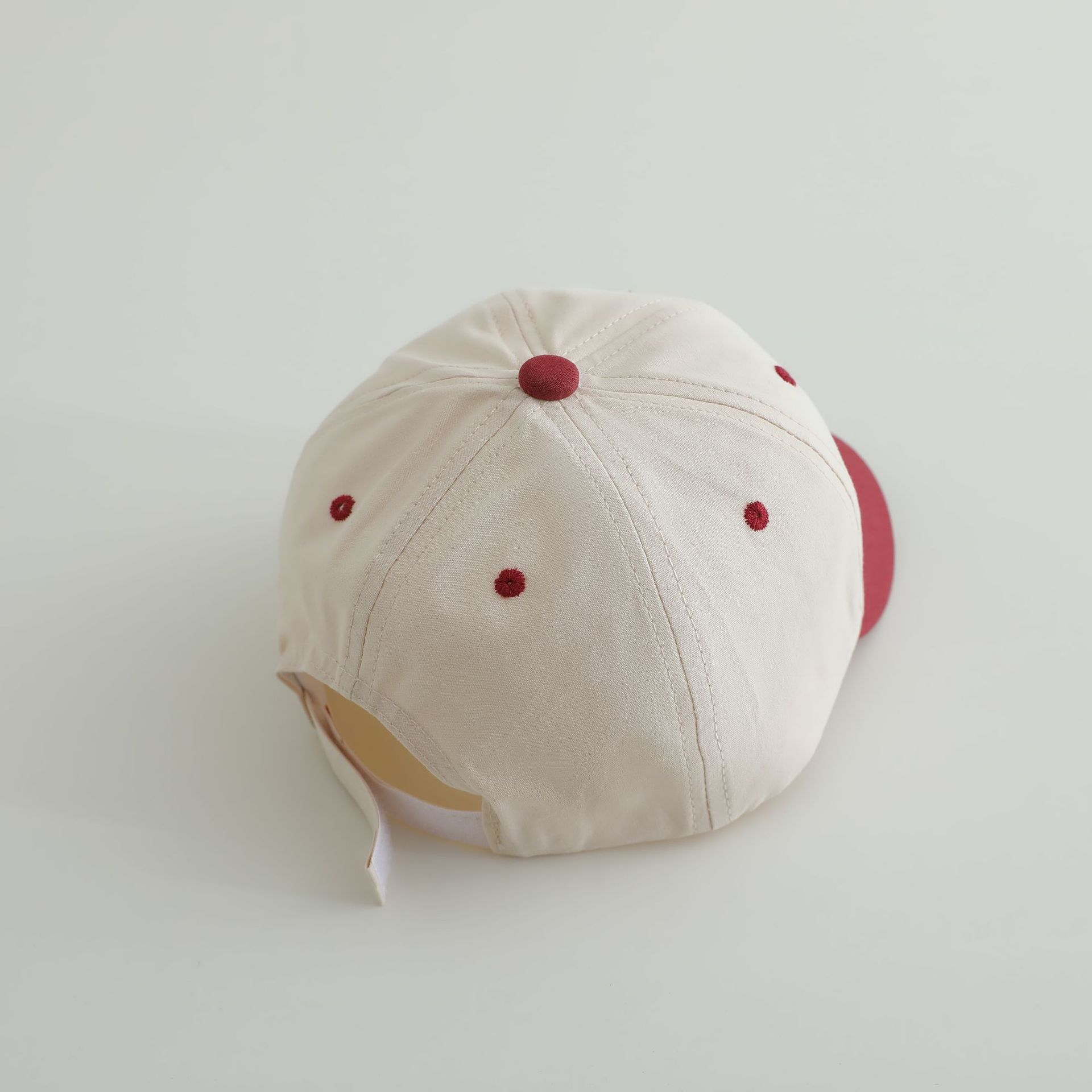 Sombrero de pato para bebés bordado letras de borde corto estilo extranjero sombrero para niños primavera y otoño sombrero de béisbol marea de verano