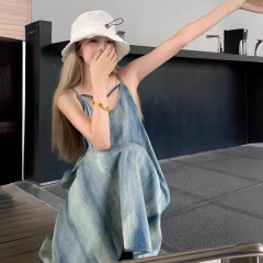 アメリカのレトロなストラップのベストのワンピースの子供の夏のゆったりした海辺のリゾート風の砂浜の中の長いスカート