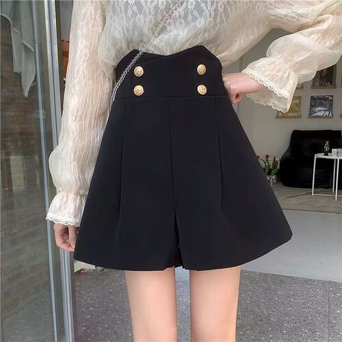 Modifications, please check the actual product before ordering. Black large size high-waisted wide-leg shorts for women, loose outerwear design.