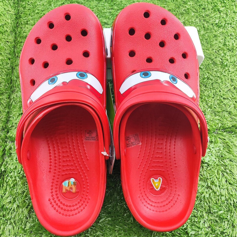 In-stock adult light-up car clogs for men and women, summer closed-toe sandals, outdoor casual clogs available for wholesale