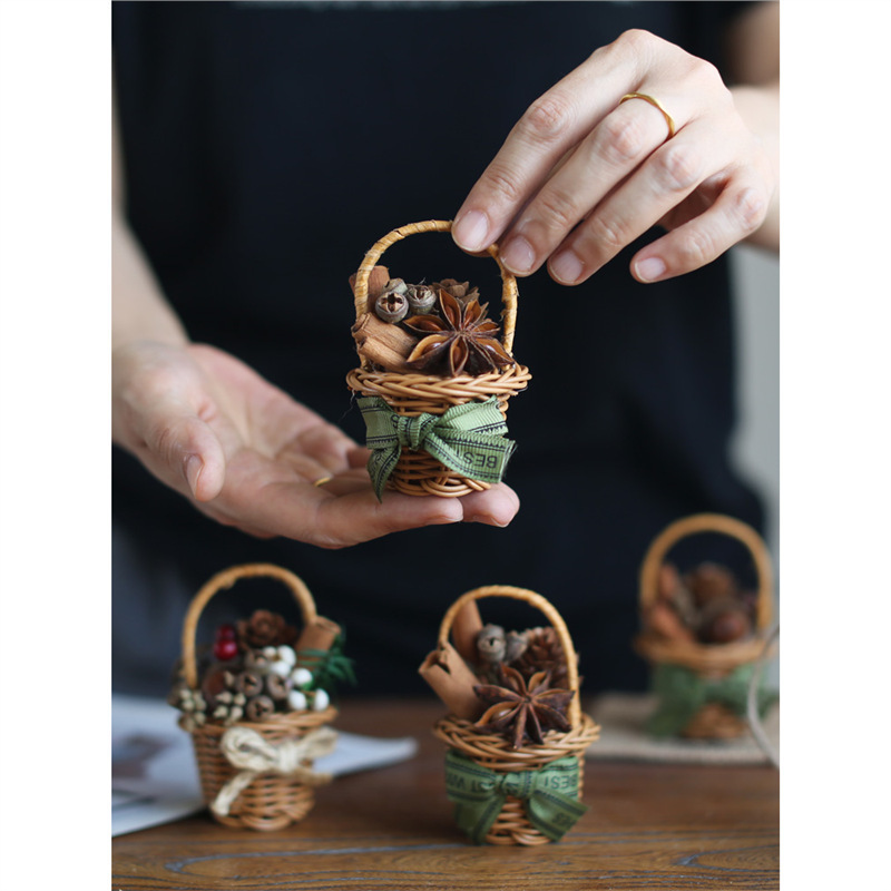 Pine Cone Cinnamon Dried Flower Car Aromatherapy High-End Flower Basket Diffuser Car Gift Interior Air Outlet Decoration